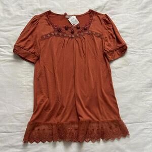 NWT Axes Femme burnt orange short sleeve top with rosettes and lace detailing
